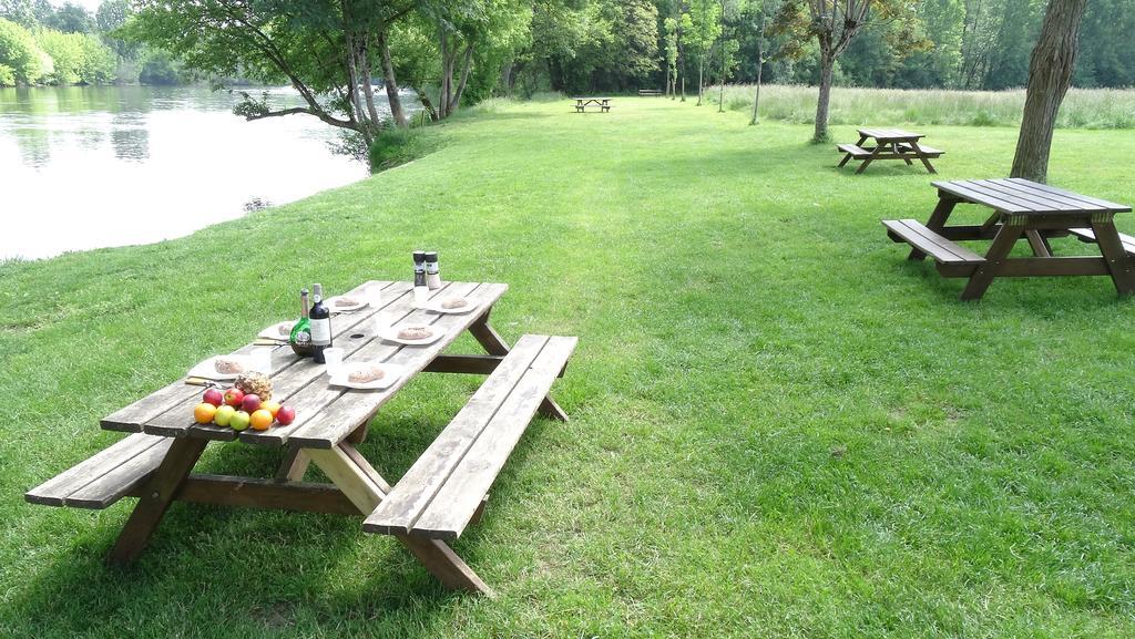 Au Pied Du Chateau - 5 A 11 Personnes - Baignade-Canoe-Piste Cyclable A 100 M Castelnaud La Chapelle Exterior foto
